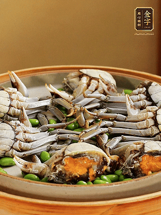 盤底鋪毛豆，依次放大閘蟹、咸肉， 淋一圈料酒、豉油。